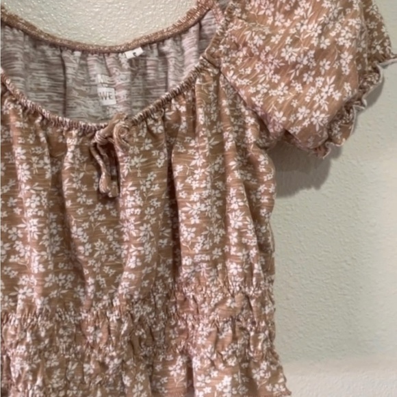 Me to We pink Crop Top with Ruffled Puff Sleeves - Picture 4 of 6